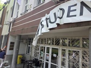 Na zgradi Silosa pocepan baner i oblepljene nalepnice protiv studenata Medicinskog fakulteta