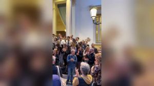 Venezi licenziata da La Fenice, ecco l'esultanza di orchestra e pubblico