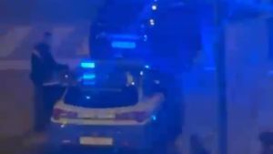 Ubriaco, semina il caos in piazza Garibaldi a Trieste: tre carabinieri feriti e danni a un’auto