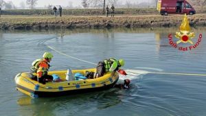 Si tuffa per salvare il cane: muore a 54 anni