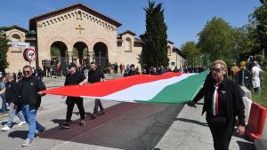 Fiore assente, il gelo delle pronipoti. Sei i saluti romani