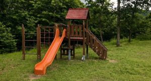 Entra al parco con la motosega e taglia lo scivolo: bimbi increduli, i genitori chiamano i carabinieri