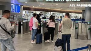 Barista dell'aeroporto Marconi aggredito: ma il passeggero violento vola via