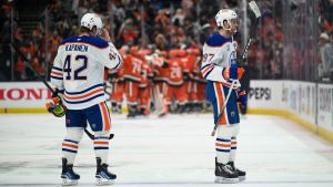 Oilers down to last life after losing Game 4 to 'unlucky bounce'
