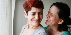 Lesbiennes au travail : invisibilité, discriminations et réussite professionnelle
