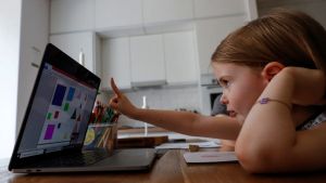 Švedska masovno digitalizovala školstvo, a sada od toga odustaje: „Pala je pismenost“