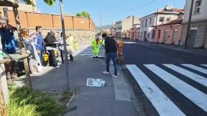 Davanti all'ex Timeus di Trieste i pittogrammi CAA per bimbi con disabilità