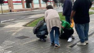 Surrealista suceso en Oviedo: le cae un martillo en la cabeza mientras paseaba con su madre