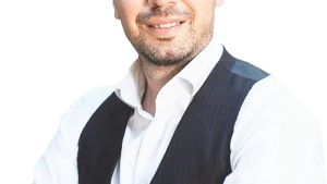 Yürüyerek kazandı