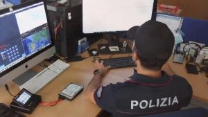 Fabriano, il miraggio del lavoro diventa un incubo: la polizia stana 7 sciacalli del web