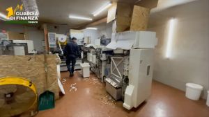 Sigarette false, blitz in una fabbrica clandestina in Austria: tutte le analogie con Gonars
