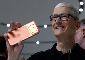 Apple Grandmaster Tim Cook Is Playing 3D Chess With AI