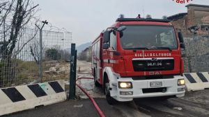 Principio d'incendio in Porto Vecchio a Trieste: intervento dei Vigili del fuoco