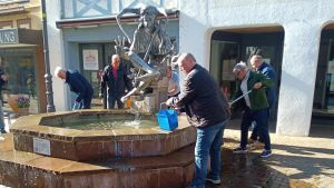 Junker nehmen ihre Pflicht ernst: Der Kappedeschlebrunnen erstrahlt in neuem Glanz