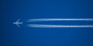 Here’s what we know about the climate cost of white trails aircraft leave in the sky