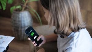 I giovani usano l'IA come amico, una legge per frenare il fenomeno