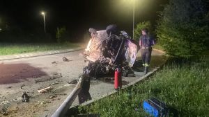 Perde il controllo dell’auto e si ribalta nella rotatoria: conducente salvo per miracolo