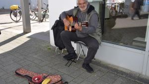 Zwischen Einkaufstüten und Sehnsucht: Ruszos Gitarre wird zum Ruhepol