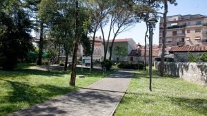Degrado al giardino Patuna di Monfalcone: la soluzione è portare lì i libri