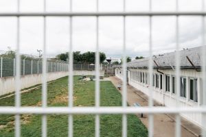 Sept détenus du centre de rétention de Paris-Vincennes en fuite après une évasion par une trappe de désenfumage