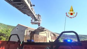 Problemi durante il volo, parapendista atterra sul tetto di una casa a San Dorligo della Valle