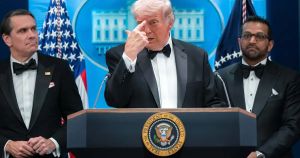 Tirs au dîner des correspondants à Washington : Trump et sa bonne étoile, par Serge July