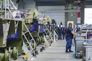 Près de 2 500 milliards d’euros dilapidés dans la course aux armements en 2025