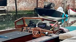 Venezia, barca a fuoco alla Madonna dell’orto: paura per la colonna di fumo