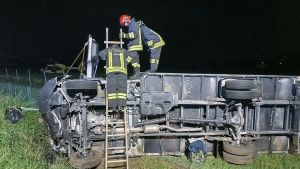 Camion si ribalta nella notte sull’A23: due persone incastrate nell’abitacolo