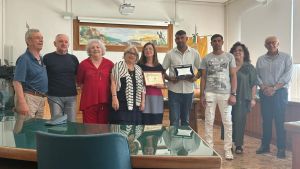 Salva un’anziana caduta nel fossato: pakistano due volte eroe, anzi tre