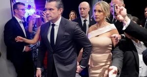 FOTO Izbila rasprava zbog haljine supruge Trumpova ministra: 'Suprug joj je prljavo bogat...'
