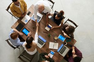 Admin nights: por que se reunir em grupo pode ajudar a resolver pendências