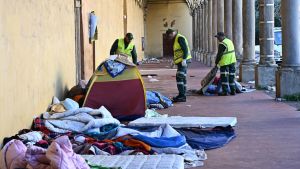 Sgomberata la tendopoli di senzatetto sotto il portico di una chiesa