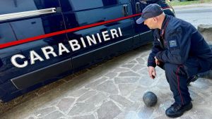 “Venite, c’è una palla di cannone in giardino”: scatta l’allarme a Linarolo