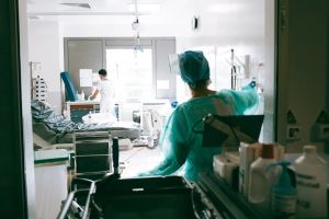 11 milliards d’euros : la Cour des comptes pointe le coût des erreurs médicales à l’hôpital