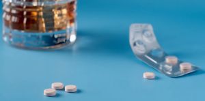 Pourquoi est‑il déconseillé de boire de l’alcool quand on prend des médicaments ?