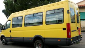 Autista di scuolabus sviene durante il viaggio: cinque ragazzini salvano tutti