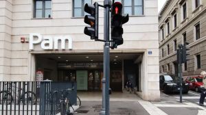 Tenta di rubare bottiglie di alcol al supermercato e malmena un addetto alla sicurezza: arrestato