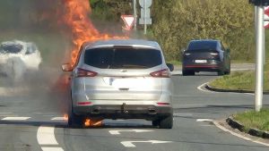 Ejer nåede ud: Bil gik op i røg