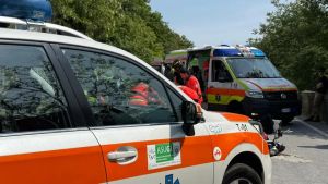 Si scontra con un autocarro lungo strada per Basovizza: grave un motociclista