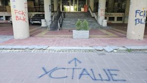 „Da li je sledeći korak da upadaju na fakultete i biju“: Dekan Fizičkog fakulteta o šaranju zgrade na Studentskom trgu
