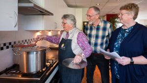 Fred organiseert maaltijden voor kwetsbaren. ‘Mensen tutten zich op voor ze komen’