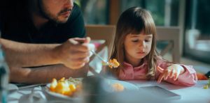Photos, jeux vidéo, musique : ces compétences numériques que les enfants développent avant même d’apprendre à lire