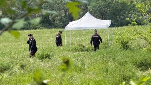 Cecima, 22enne trovata morta in un prato: giallo nell’Oltrepò Pavese