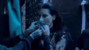 Laura Pausini si sente male, ferma il concerto e si fa portare l’ossigeno sul palco