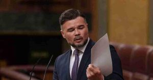 Rufián retrata a Junts por su ‘no’ al decreto de vivienda: “Esta es su bandera”