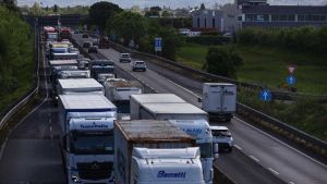 Fi-Pi-Li fra buche e ordinaria follia: il caso dell’uomo nudo al volante