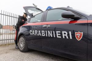 Ferrara, maltratta e umilia la compagna poi se la prende coi vicini