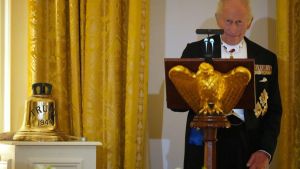 König Charles schenkt Trump U-Boot-Glocke mit dessen Namen