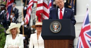 VIDEO Trump osramotio Melaniju pred kraljem Charlesom: Ona mu uputila pogled od kojeg se ledi krv u žilama